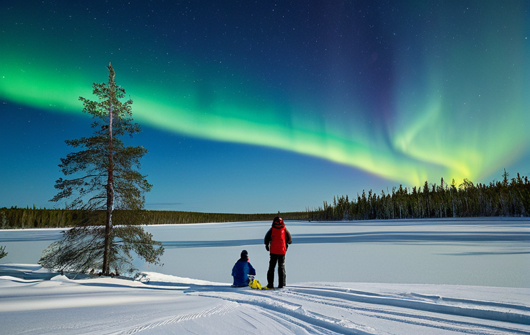 PR과 마케팅 통합 전략 - Family Baking Kanelbullar**

"A warm, family-friendly scene in a cozy Swedish kitchen. A father and ...